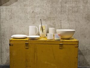 Keramik bemalen Auswahl: Teller, Schalen, Krüge und Tassen als vorgefertigte Keramikobjekte zum Bemalen im Pottery & Paint Workshop.