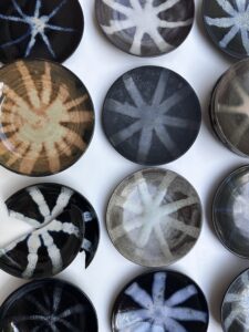 "Nöd ganz Hundert" – Not Quite a Hundred plates by Teresa Venegoni