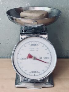 Waage mit 600 Gramm Ton darauf.