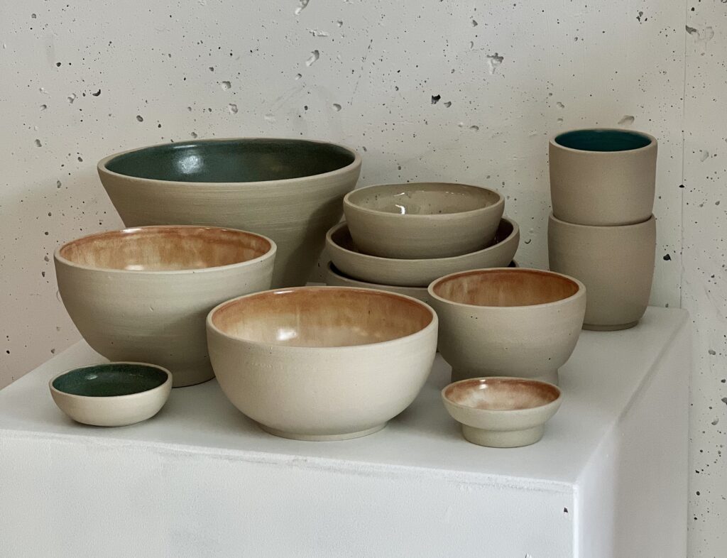 Handgefertigte Keramikstücke als Ergebnis eines intensiven Drehscheibenkurses