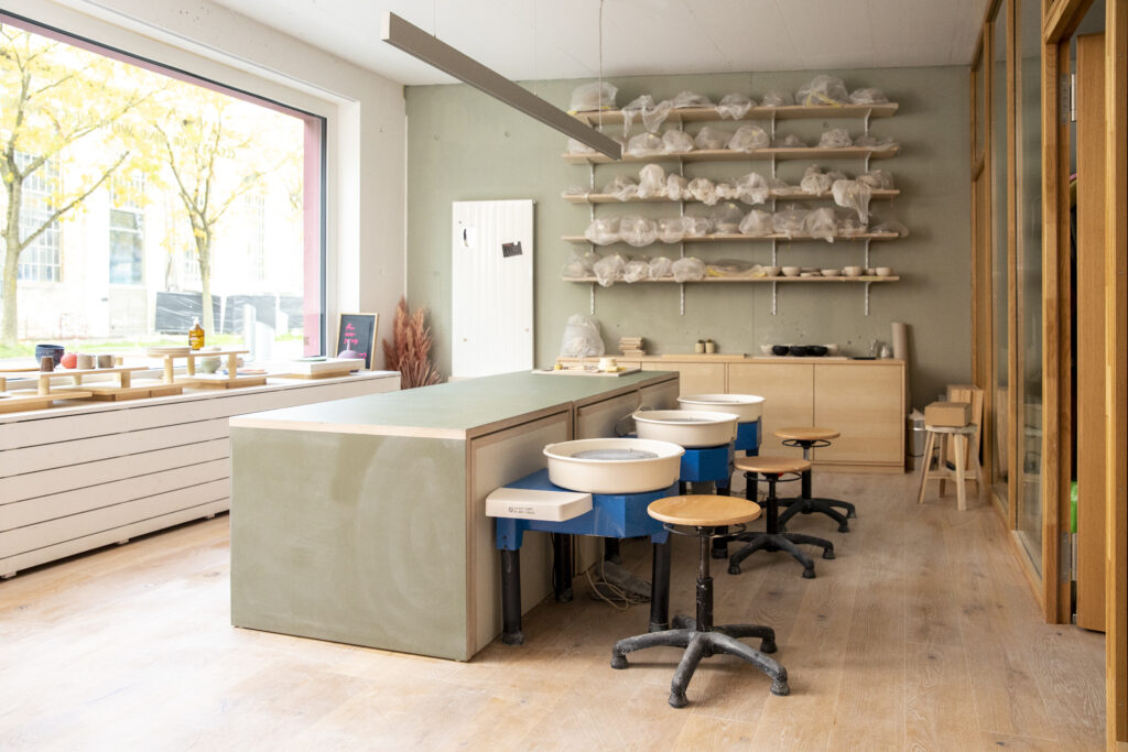 Heller Kursraum mit Drehscheiben im db pottery Töpferstudio in Zürich, vorbereitet für einen intensiven Drehscheibenkurs