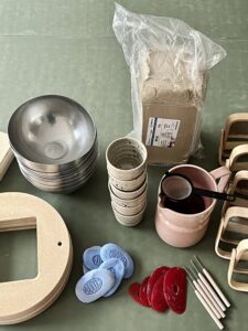 Materials for an intensive pottery wheel course in Zurich at db pottery – bowls, clay, tools and preparation in the pottery studio
