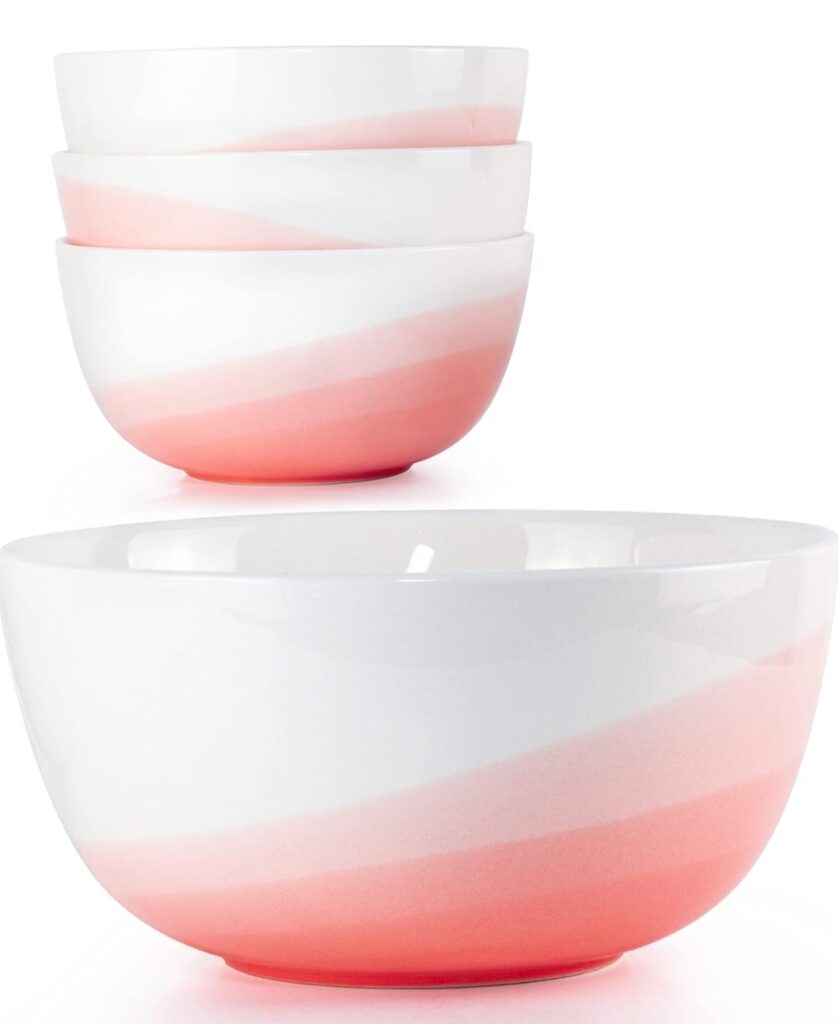 Keramik bemalen mit monochromer Ombre-Glasur: Weiße Schüsseln mit sanftem Farbverlauf von zartem Rosa zu kräftigem Pink im minimalistischen Design.