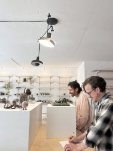 Gastmentoren Laurin Schaub und Stuart Carey bewerten die Tierwettbewerb-Einreichungen bei db pottery.