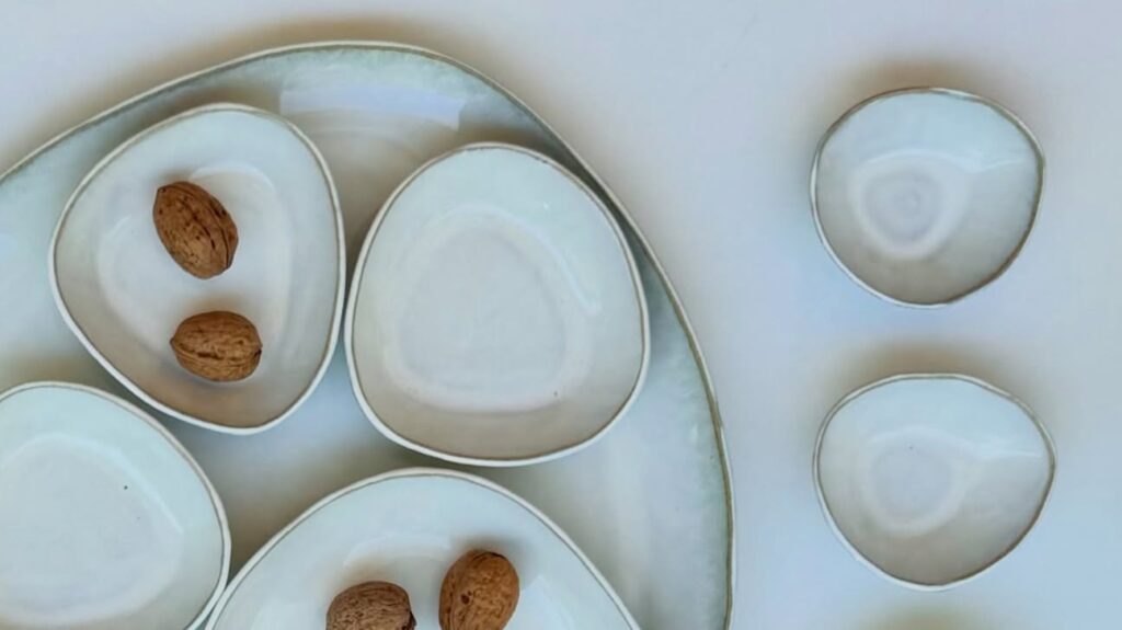 Handgefertigte Keramikschalen und -teller der Kollektion Anthia von Corinne Ceramics Zürich in verschiedenen Grössen – organische Formen mit natürlicher Glasur, handgemachte Keramik aus der Schweiz.