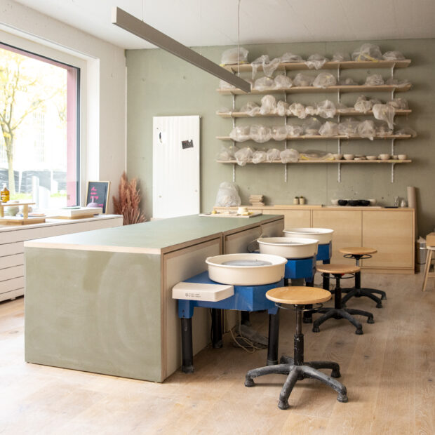 Heller Kursraum mit Drehscheiben im db pottery Töpferstudio in Zürich, vorbereitet für einen intensiven Drehscheibenkurs