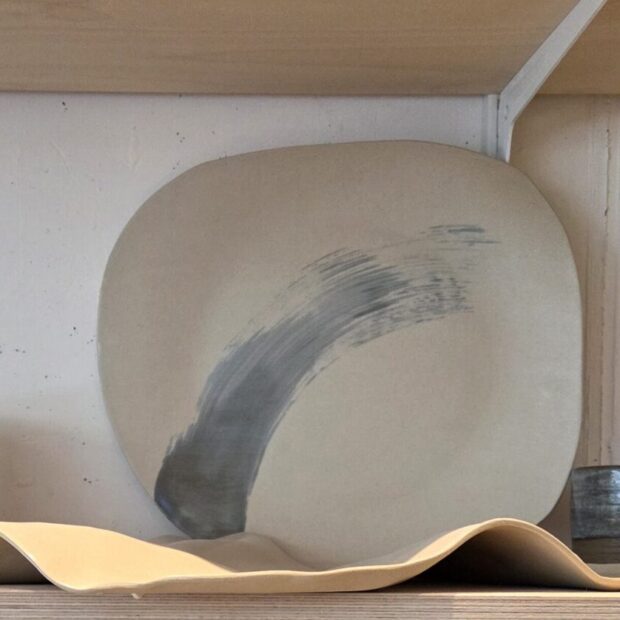 Handgefertigter Keramikteller mit organischer Form – Teller töpfern Handaufbau bei db pottery Zürich